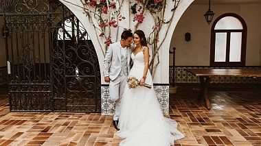 来自 马德里, 西班牙 的摄像师 Wedding Moments - Jon & María- Alicante Wedding, drone-video, wedding