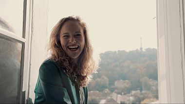 Videographer Natali Bannykh from Prague, Tchéquie - Pretty girl walking in a autumn city, musical video