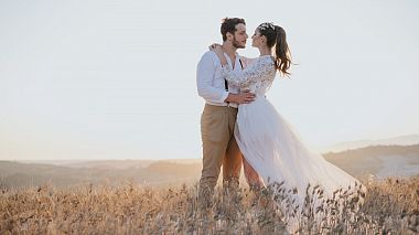 来自 佛罗伦萨, 意大利 的摄像师 Alte  Vedute - I & T // Intimate Wedding in the Tuscan Countryside - Tuscany - Italy, drone-video, engagement, event, wedding
