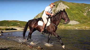 Videografo Massimo Dallaglio da Reggio Emilia, Italia - CUSNA HORSE RIDING, drone-video