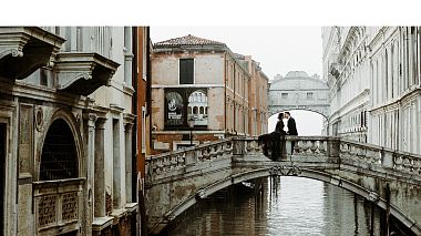 Videographer Camilla Martini from Venice, Italy - Valentina + Giulio | Misty winter: a romantic walk in Venice (2019), engagement