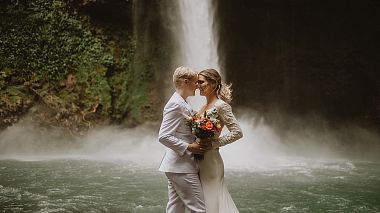 Видеограф Oscar Lucas, Сан-Хосе, Коста-Рика - La Fortuna Waterfall // Elopemen in Costa Rica, аэросъёмка, свадьба, юбилей