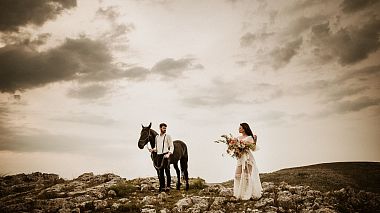 Видеограф Youness Taouil, Бари, Италия - Wild Boho Elopement Wedding - In Apulian Mountains, аэросъёмка, лавстори, свадьба, событие