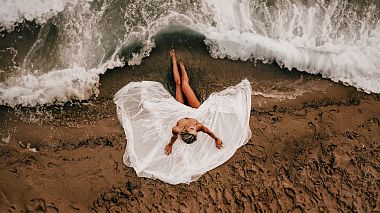 来自 奥博蕾, 波兰 的摄像师 Mateusz Chromik - Waves, dunes and fiery love - Marta & Michał, drone-video, engagement, showreel, wedding