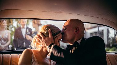 来自 彼得库夫－特雷布纳尔斯基, 波兰 的摄像师 Mariusz Mendrzycki - Paulina i Łukasz |Plener pod girlandami w ogrodzie po zmroku | wedding night 2022, wedding