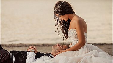 Videógrafo Infinite Moments de Fira, Grecia - Charris & Arieti, Wedding Video Clip, drone-video, engagement, musical video, wedding