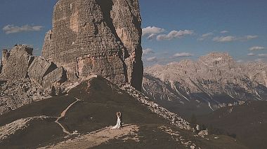 Videógrafo Claudio Sichel de Venecia, Italia - Life is a beautiful ride - Jennifer & Jeff elopement in the Dolomiti mountains Cortina D’Ampezzo, musical video, wedding