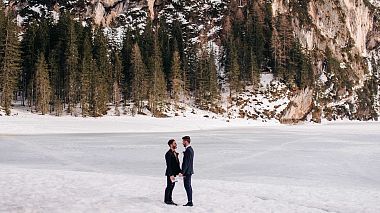 来自 威尼斯, 意大利 的摄像师 Alba Renna - He loves Him - Lake Braies Elopement, engagement, wedding