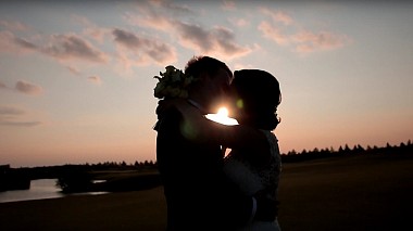 来自 瓦尔纳, 保加利亚 的摄像师 Pavlin Penev - Sunset above the golf course, wedding