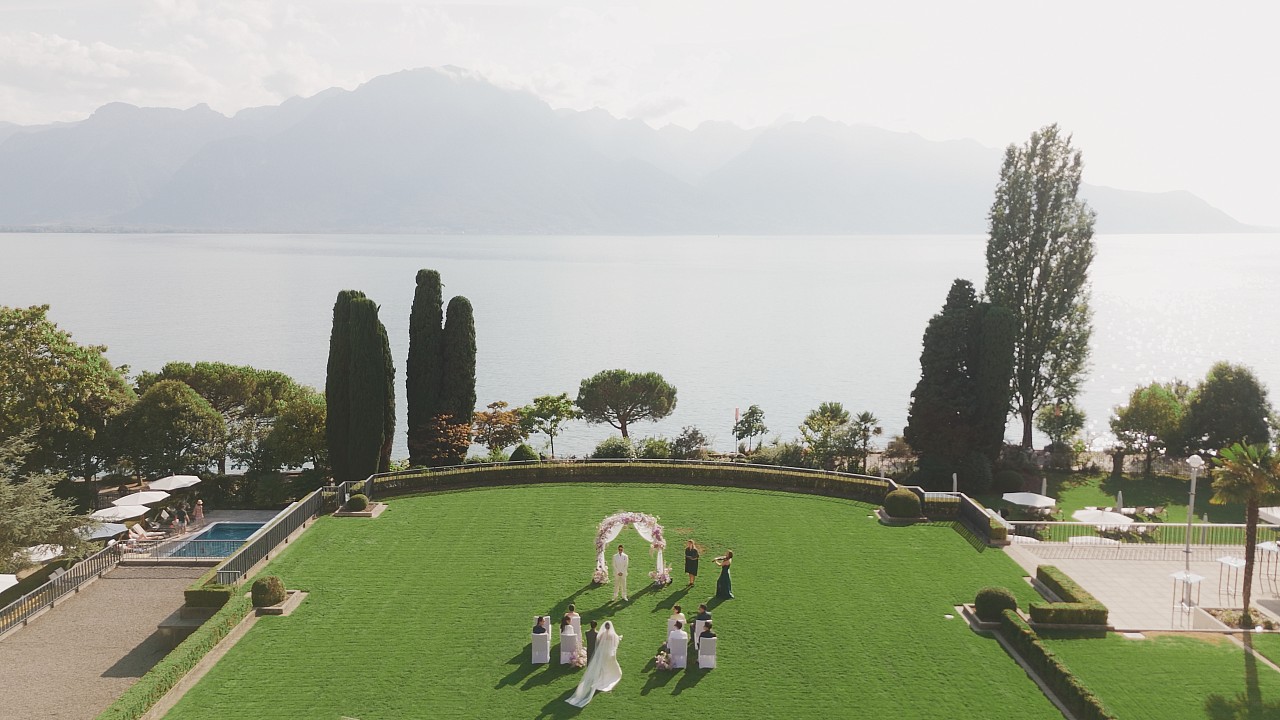 Mountains, lake and love in Switzerland | Intimate destination wedding