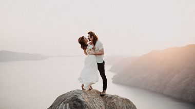 Videógrafo FEEL YOUR FILMS de Aten, Grécia - The land of ash | Elopement in Santorini, drone-video, engagement, wedding