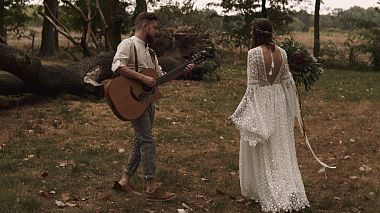 Βιντεογράφος Alpaka Wedding Videography από Βαρσοβία, Πολωνία - Pineapple wedding | Preikestolen, Norway | Barn outdoor ceremony, wedding