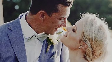 Videógrafo Motion Reel Films de Camberra, Austrália - Emma + Logan + a field of sunflowers, event, wedding